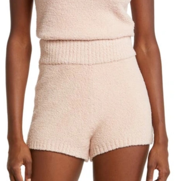UGG Women's Finola Short nwt - Picture 1 of 6